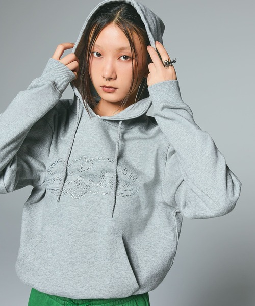 X-girl（エックスガール）の「RHINESTONE CURSIVE LOGO SWEAT HOODIE（パーカー・レディース・アッシュ/ブラック/パープル・S/M/L）」の3枚目の写真