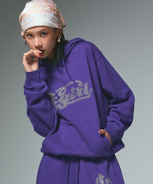 X-girl（エックスガール）の「RHINESTONE CURSIVE LOGO SWEAT HOODIE（パーカー・レディース・アッシュ/ブラック/パープル・S/M/L）」の4枚目の写真