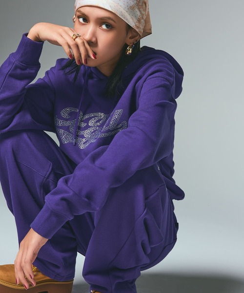 X-girl（エックスガール）の「RHINESTONE CURSIVE LOGO SWEAT HOODIE（パーカー・レディース・アッシュ/ブラック/パープル・S/M/L）」の6枚目の写真