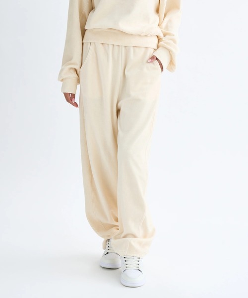 BILLABONG(ビラボン)の「BILLABONG レディース KNIT VELOURS × RIB ロングパンツ 【2025年秋冬モデル】/ビラボンセットアップ対応ウエストゴムボリュームシルエットベロアパンツ(その他パンツ・レディース・アイボリー/ブラック・MEDIUM/LARGE)」の1枚目の写真