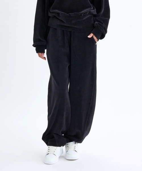 BILLABONG(ビラボン)の「BILLABONG レディース KNIT VELOURS × RIB ロングパンツ 【2025年秋冬モデル】/ビラボンセットアップ対応ウエストゴムボリュームシルエットベロアパンツ(その他パンツ・レディース・アイボリー/ブラック・MEDIUM/LARGE)」の2枚目の写真