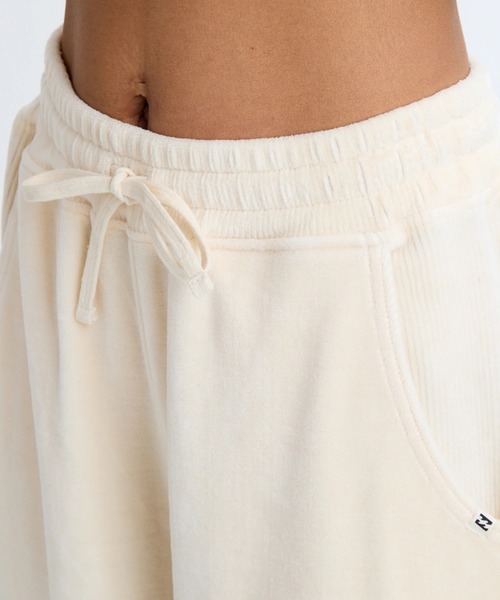 BILLABONG(ビラボン)の「BILLABONG レディース KNIT VELOURS × RIB ロングパンツ 【2025年秋冬モデル】/ビラボンセットアップ対応ウエストゴムボリュームシルエットベロアパンツ(その他パンツ・レディース・アイボリー/ブラック・MEDIUM/LARGE)」の4枚目の写真