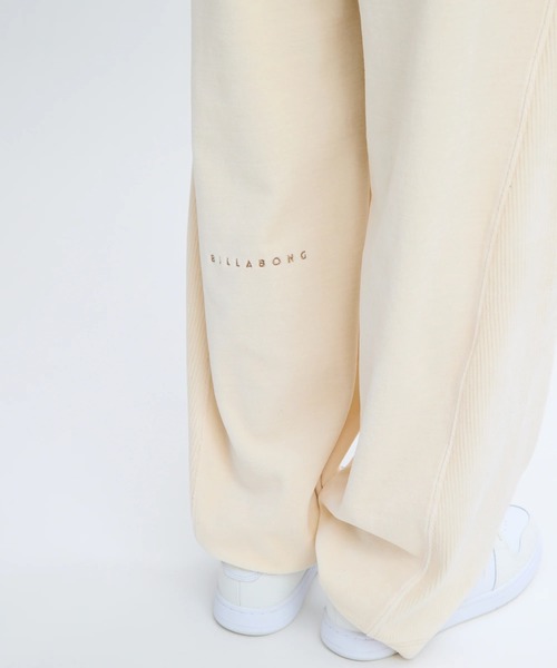 BILLABONG(ビラボン)の「BILLABONG レディース KNIT VELOURS × RIB ロングパンツ 【2025年秋冬モデル】/ビラボンセットアップ対応ウエストゴムボリュームシルエットベロアパンツ(その他パンツ・レディース・アイボリー/ブラック・MEDIUM/LARGE)」の6枚目の写真