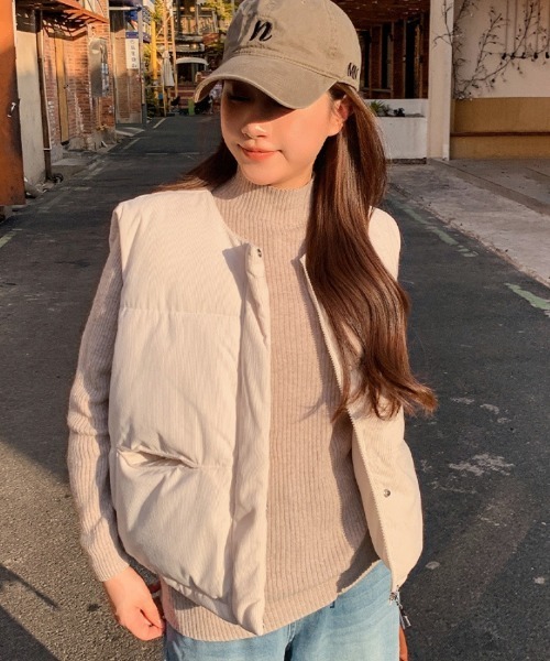 Ritzy（リッツィー）の「コーデュロイ ノーカラー エコダウンベスト（ダウンベスト・レディース・モカ/ブラック/アイボリー/グレー・L/M）」の2枚目の写真