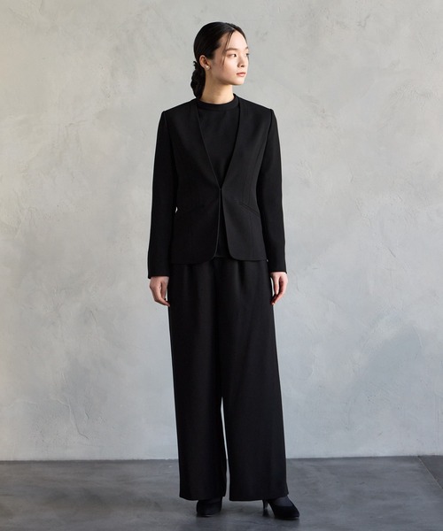 AIMER（エメ）の「【喪服・礼服・WEB限定】マシンウォッシャブル Vネックノーカラージャケット・プチハイネックブラウス・ワイドパンツ 3点セット ブラックフォーマルアンサンブル（スーツパンツ・レディース・ブラック・7号/9号/11号/13号/15号/17号/19号）」の5枚目の写真