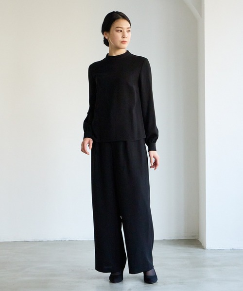 AIMER（エメ）の「【喪服・礼服・WEB限定】マシンウォッシャブル Vネックノーカラージャケット・プチハイネックブラウス・ワイドパンツ 3点セット ブラックフォーマルアンサンブル（スーツパンツ・レディース・ブラック・7号/9号/11号/13号/15号/17号/19号）」の2枚目の写真