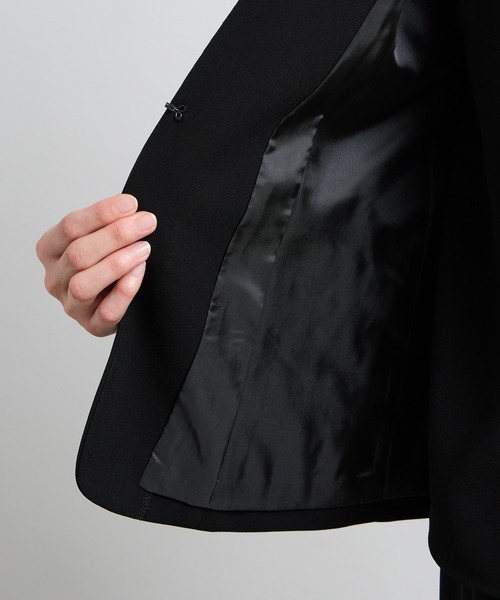 AIMER（エメ）の「【喪服・礼服・WEB限定】マシンウォッシャブル Vネックノーカラージャケット・プチハイネックブラウス・ワイドパンツ 3点セット ブラックフォーマルアンサンブル（スーツパンツ・レディース・ブラック・7号/9号/11号/13号/15号/17号/19号）」の8枚目の写真