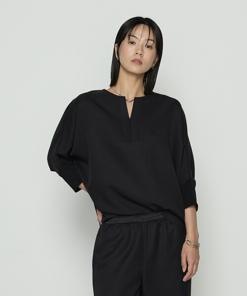 Gabardine K.T(ギャバジンケーティー)の「パウダーツイルストレッチ ドルマンスリーブプルオーバー(Tシャツ/カットソー・レディース・モカ/チャコール/ブラック・7号/9号)」の5枚目の写真