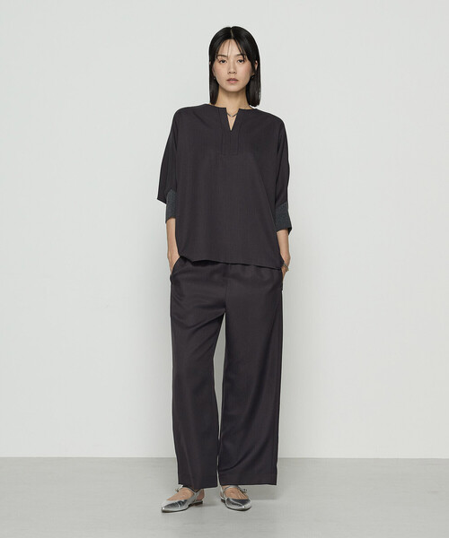 Gabardine K.T(ギャバジンケーティー)の「パウダーツイルストレッチ ドルマンスリーブプルオーバー(Tシャツ/カットソー・レディース・モカ/チャコール/ブラック・7号/9号)」の6枚目の写真