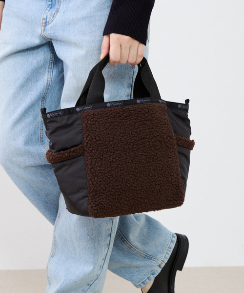 LeSportsac(レスポートサック)の「SHERPA SMALL OPEN TOTE ダークチョコレートシェルパ(トートバッグ・レディース・ブラウン・FREE)」の2枚目の写真
