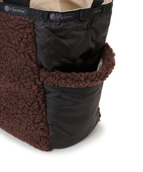 LeSportsac(レスポートサック)の「SHERPA SMALL OPEN TOTE ダークチョコレートシェルパ(トートバッグ・レディース・ブラウン・FREE)」の7枚目の写真