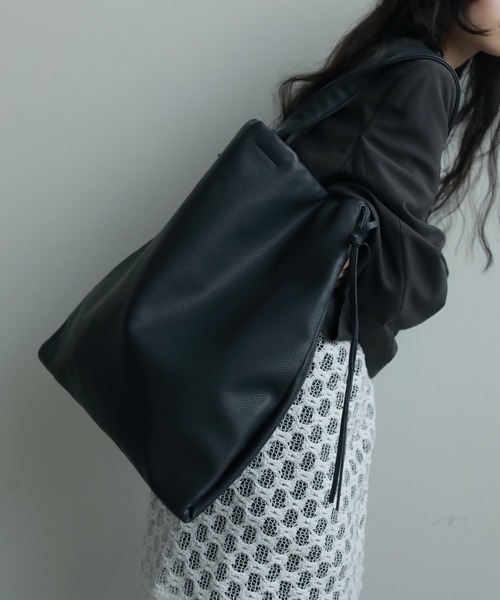 anuke(アンヌーク)の「Soft Ecoleather Tote(ショルダーバッグ・レディース・アイボリー/ブラック/ネイビー・FREE)」の3枚目の写真