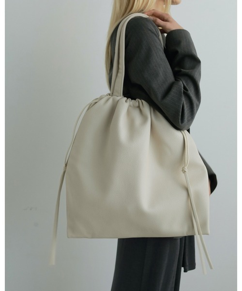 anuke(アンヌーク)の「Soft Ecoleather Tote(ショルダーバッグ・レディース・アイボリー/ブラック/ネイビー・FREE)」の2枚目の写真