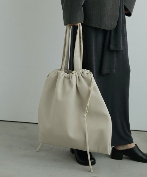 anuke(アンヌーク)の「Soft Ecoleather Tote(ショルダーバッグ・レディース・アイボリー/ブラック/ネイビー・FREE)」の5枚目の写真