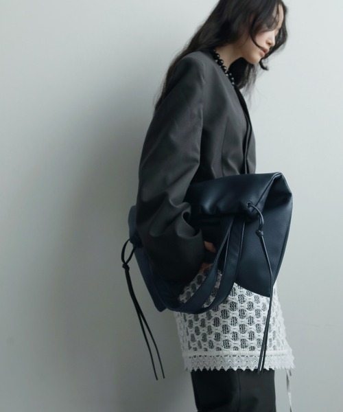 anuke(アンヌーク)の「Soft Ecoleather Tote(ショルダーバッグ・レディース・アイボリー/ブラック/ネイビー・FREE)」の7枚目の写真