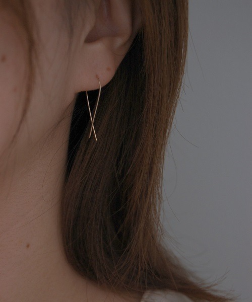 tone(トーン)の「【kare】【両耳用】ゴールド 華奢 エックス(X)シルエット ピアス(ピアス(両耳用)・レディース・ゴールド・FREE)」の2枚目の写真