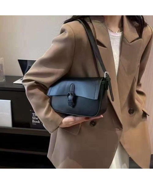 Tomieco(トミエコ)の「ショルダーバッグ フラップデザイン(ショルダーバッグ・レディース・ブラック/オフホワイト/ピンク・FREE)」の4枚目の写真