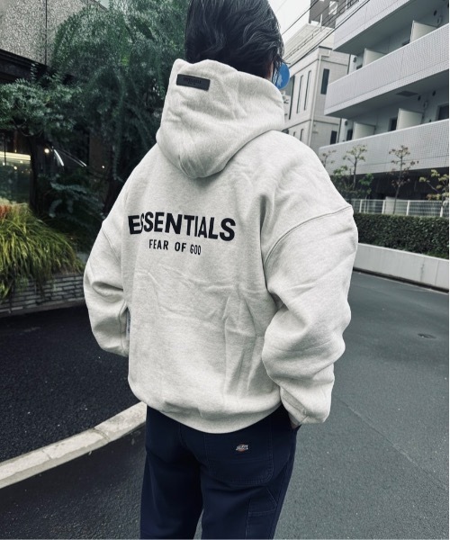 FOG ESSENTIALS（エフオージーエッセンシャルズ）の「FOG ESSENTIALS エッセンシャルズ FLOCKING PRINTED HOODIE プルオーバーパーカー / 192SU22（パーカー・メンズ・ブラック/グレー・SMALL/MEDIUM/LARGE/X-LARGE）」の2枚目の写真