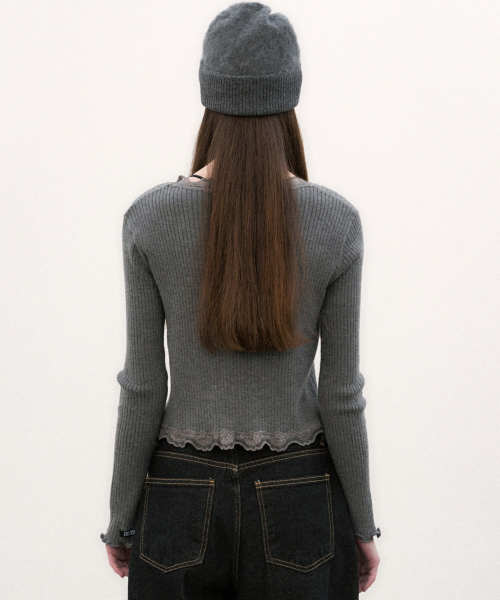 NICK&NICOLE(ニックアンドニコール)の「LACE FRILL ESSENTIAL CROP CARDIGAN_GRAY(カーディガン/ボレロ・レディース・その他・FREE)」の3枚目の写真