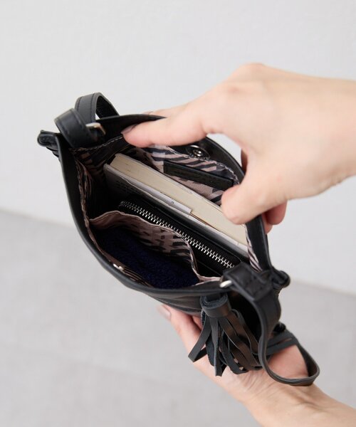 ear PAPILLONNER(イアパピヨネ)の「sampo×earホースタッセルショルダーバッグ《本革/軽量150g》(ショルダーバッグ・レディース・ブラック/ブラウン・FREE)」の4枚目の写真