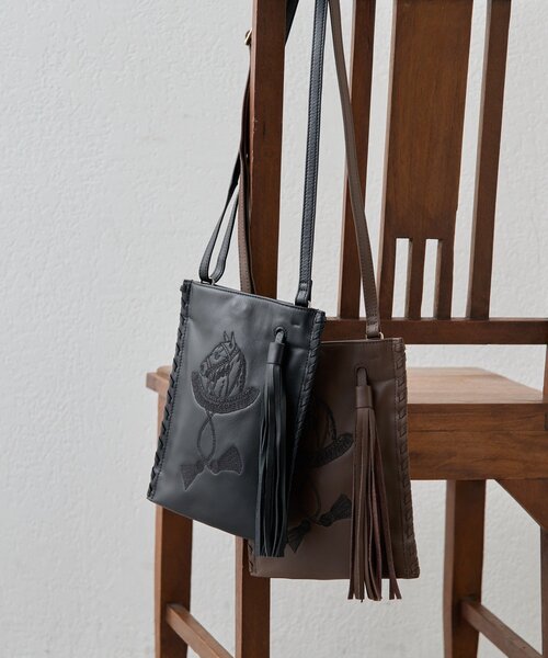 ear PAPILLONNER(イアパピヨネ)の「sampo×earホースタッセルショルダーバッグ《本革/軽量150g》(ショルダーバッグ・レディース・ブラック/ブラウン・FREE)」の3枚目の写真