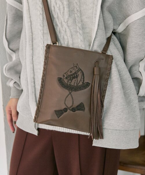 ear PAPILLONNER(イアパピヨネ)の「sampo×earホースタッセルショルダーバッグ《本革/軽量150g》(ショルダーバッグ・レディース・ブラック/ブラウン・FREE)」の17枚目の写真