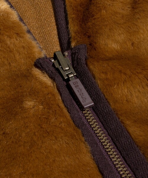 Barbour（バブアー）の「【BARBOUR/バブアー】フロントジップ ファー ライナー ベスト（ベスト・メンズ・ベージュ/ブラック・40/42）」の3枚目の写真