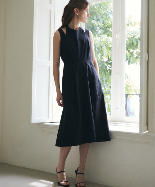 PAUL&ALICE(ポール&アリス)の「HALTER-NECK MIDI DRESS / BLACK(ワンピース・レディース・ブラック・FREE)」の4枚目の写真