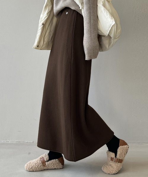 DAY CLOSET(デイ クローゼット)の「【ロング丈/幅広ゴム入り】裾の縦ラインでこなれ魅せ。メタルワンポイント リブニット フレアスカート レディース(スカート・レディース・キナリ/ベージュ/ダークブラウン/ブラック・FREE)」の3枚目の写真