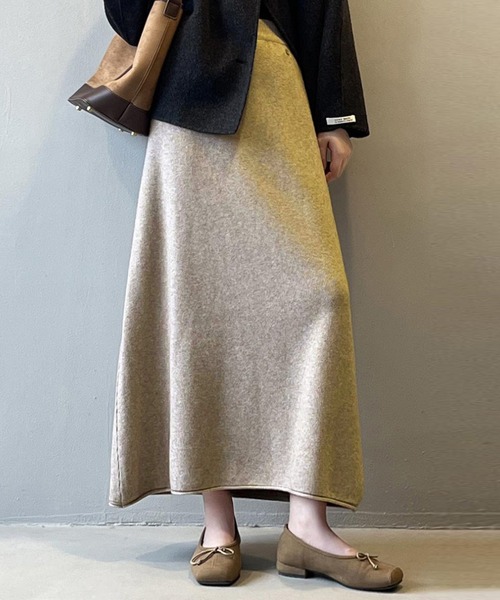 DAY CLOSET(デイ クローゼット)の「【ロング丈/幅広ゴム入り】裾の縦ラインでこなれ魅せ。メタルワンポイント リブニット フレアスカート レディース(スカート・レディース・キナリ/ベージュ/ダークブラウン/ブラック・FREE)」の4枚目の写真
