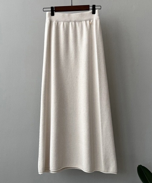 DAY CLOSET(デイ クローゼット)の「【ロング丈/幅広ゴム入り】裾の縦ラインでこなれ魅せ。メタルワンポイント リブニット フレアスカート レディース(スカート・レディース・キナリ/ベージュ/ダークブラウン/ブラック・FREE)」の6枚目の写真