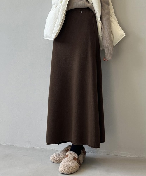 DAY CLOSET(デイ クローゼット)の「【ロング丈/幅広ゴム入り】裾の縦ラインでこなれ魅せ。メタルワンポイント リブニット フレアスカート レディース(スカート・レディース・キナリ/ベージュ/ダークブラウン/ブラック・FREE)」の10枚目の写真