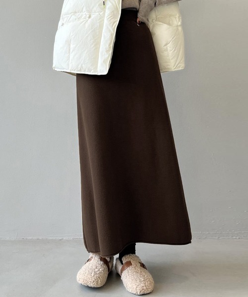 DAY CLOSET(デイ クローゼット)の「【ロング丈/幅広ゴム入り】裾の縦ラインでこなれ魅せ。メタルワンポイント リブニット フレアスカート レディース(スカート・レディース・キナリ/ベージュ/ダークブラウン/ブラック・FREE)」の11枚目の写真