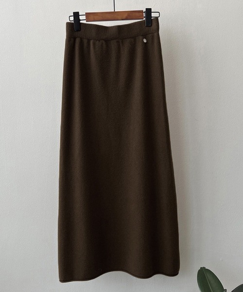 DAY CLOSET(デイ クローゼット)の「【ロング丈/幅広ゴム入り】裾の縦ラインでこなれ魅せ。メタルワンポイント リブニット フレアスカート レディース(スカート・レディース・キナリ/ベージュ/ダークブラウン/ブラック・FREE)」の12枚目の写真