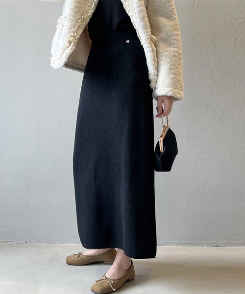 DAY CLOSET(デイ クローゼット)の「【ロング丈/幅広ゴム入り】裾の縦ラインでこなれ魅せ。メタルワンポイント リブニット フレアスカート レディース(スカート・レディース・キナリ/ベージュ/ダークブラウン/ブラック・FREE)」の8枚目の写真
