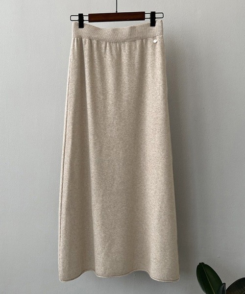 DAY CLOSET(デイ クローゼット)の「【ロング丈/幅広ゴム入り】裾の縦ラインでこなれ魅せ。メタルワンポイント リブニット フレアスカート レディース(スカート・レディース・キナリ/ベージュ/ダークブラウン/ブラック・FREE)」の14枚目の写真