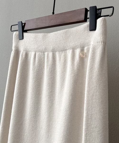 DAY CLOSET(デイ クローゼット)の「【ロング丈/幅広ゴム入り】裾の縦ラインでこなれ魅せ。メタルワンポイント リブニット フレアスカート レディース(スカート・レディース・キナリ/ベージュ/ダークブラウン/ブラック・FREE)」の16枚目の写真