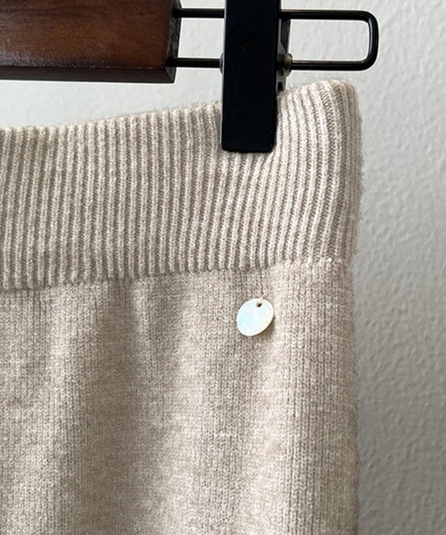DAY CLOSET(デイ クローゼット)の「【ロング丈/幅広ゴム入り】裾の縦ラインでこなれ魅せ。メタルワンポイント リブニット フレアスカート レディース(スカート・レディース・キナリ/ベージュ/ダークブラウン/ブラック・FREE)」の17枚目の写真