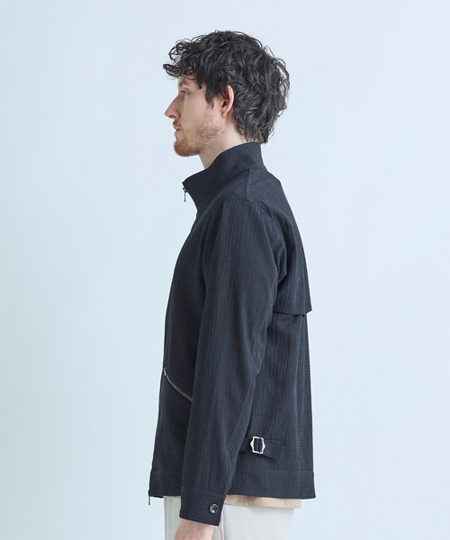 MEN'S BIGI（メンズビギ）の「ライトサッカー スタンドカラーブルゾン＜ストレッチ/通気性＞（ブルゾン・メンズ・ブラック/ブラック系その他・03/04/02）」の17枚目の写真