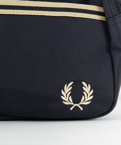 FRED PERRY（フレッドペリー）の「【WEB限定】[FRED PERRY/フレッドペリー] ティップ テープ クロスボディバッグ（ボディバッグ/ウエストポーチ・レディース・ブラック・ONE SIZE）」の19枚目の写真
