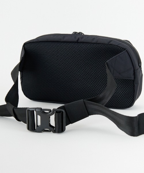 FRED PERRY（フレッドペリー）の「【WEB限定】[FRED PERRY/フレッドペリー] ティップ テープ クロスボディバッグ（ボディバッグ/ウエストポーチ・レディース・ブラック・ONE SIZE）」の18枚目の写真