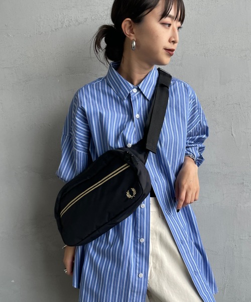 FRED PERRY（フレッドペリー）の「【WEB限定】[FRED PERRY/フレッドペリー] ティップ テープ クロスボディバッグ（ボディバッグ/ウエストポーチ・レディース・ブラック・ONE SIZE）」の2枚目の写真