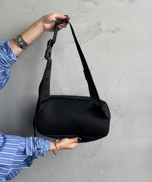 FRED PERRY（フレッドペリー）の「【WEB限定】[FRED PERRY/フレッドペリー] ティップ テープ クロスボディバッグ（ボディバッグ/ウエストポーチ・レディース・ブラック・ONE SIZE）」の12枚目の写真