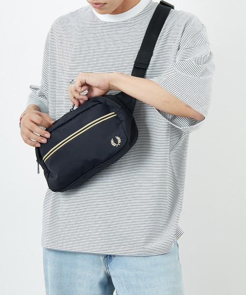 FRED PERRY（フレッドペリー）の「【WEB限定】[FRED PERRY/フレッドペリー] ティップ テープ クロスボディバッグ（ボディバッグ/ウエストポーチ・レディース・ブラック・ONE SIZE）」の14枚目の写真