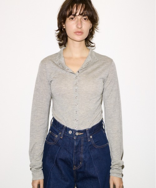 THROW by SLY（スローバイスライ）の「THROW RING BUTTONS TOPSTHROW リングボタンズトップス 冬服 春服（Tシャツ/カットソー・レディース・杢グレー/ブラック/ブラウン・FREE）」の2枚目の写真