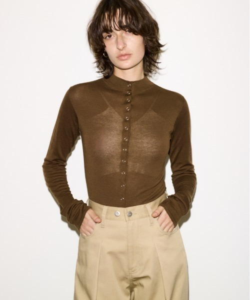 THROW by SLY（スローバイスライ）の「THROW RING BUTTONS TOPSTHROW リングボタンズトップス 冬服 春服（Tシャツ/カットソー・レディース・杢グレー/ブラック/ブラウン・FREE）」の3枚目の写真