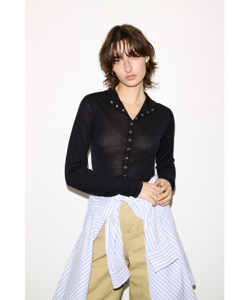 THROW by SLY（スローバイスライ）の「THROW RING BUTTONS TOPSTHROW リングボタンズトップス 冬服 春服（Tシャツ/カットソー・レディース・杢グレー/ブラック/ブラウン・FREE）」の4枚目の写真