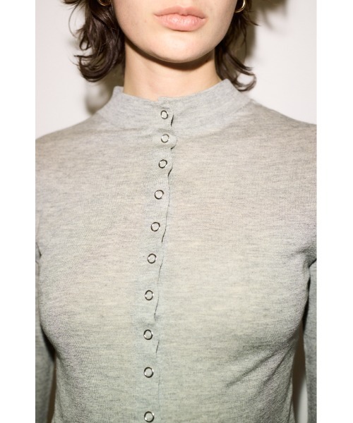 THROW by SLY（スローバイスライ）の「THROW RING BUTTONS TOPSTHROW リングボタンズトップス 冬服 春服（Tシャツ/カットソー・レディース・杢グレー/ブラック/ブラウン・FREE）」の14枚目の写真