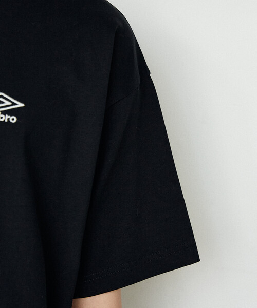 UMBRO(アンブロ)の「UMBRO × PUBLUX/アンブロ <吸水速乾>別注 プレーティング 天竺 ワンポイント Tシャツ 限定展開(Tシャツ/カットソー・メンズ・ブラック/チャコールグレー/ライトグレー/ホワイト・LARGE/MEDIUM)」の9枚目の写真