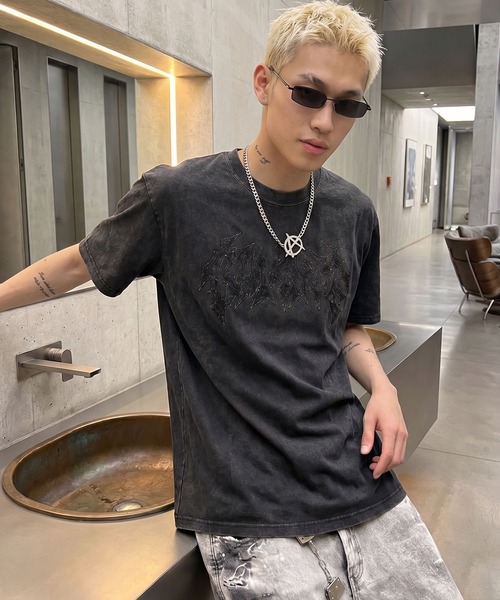 SPINNS(スピンズ)の「ダメージパッチワークロゴ半袖Tシャツ/レギュラー丈(Tシャツ/カットソー・メンズ・ホワイト/ブラック系その他/ピンク系その他/ウッドランド・ONESIZE)」の2枚目の写真